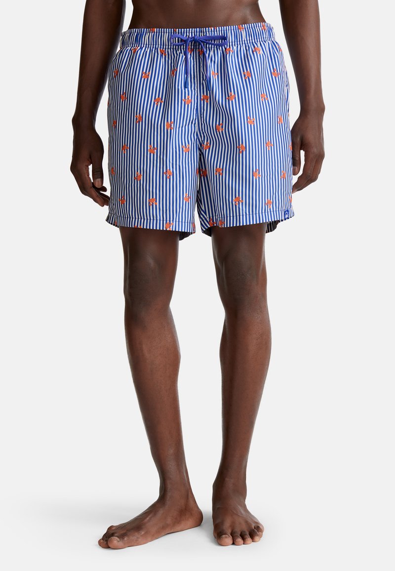 Shorts de bain pour hommes avec des rayures bleu et blanc, dotés d'une taille à cordon de serrage, ornés d'un motif répétitif de crabes rouges et d'une texture de tissu lisse.