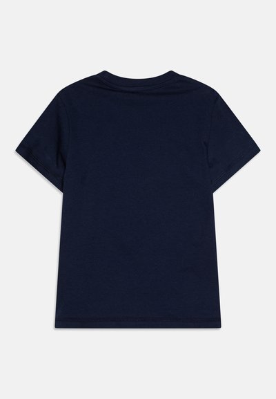 Camiseta de algodón azul marino, de manga corta, cuello redondo, diseño liso, textura suave, detalles de costura mínimos en los bordes.