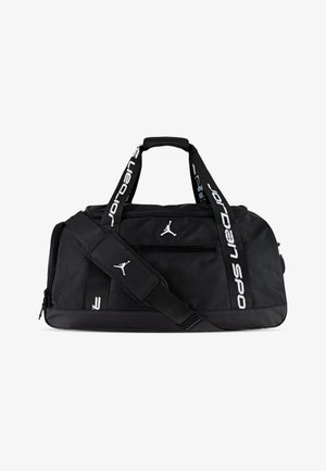 Svart duffelbag med glidelås på toppen, med en frontlomme, justerbar stropp og hvit "Jordan"-merking på håndtakene og siden.