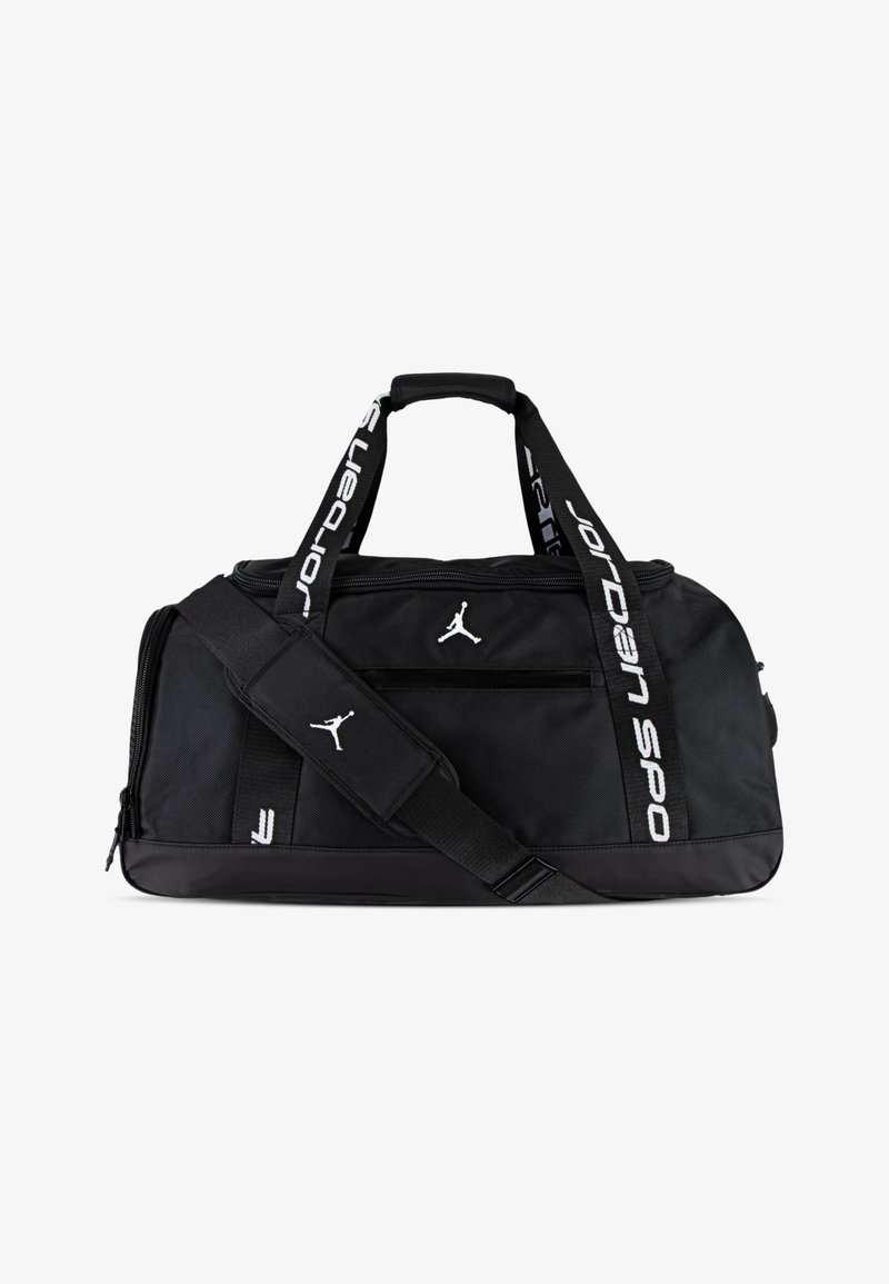 Saco de viagem preto com fecho em cima, apresentando um bolso frontal, alça ajustável e marca "Jordan" em branco nas alças e na lateral.
