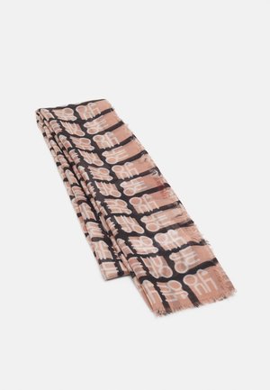 Opgevouwen rechthoekige sjaal met een herhaald patroon van beige letters op een zwarte en bruine gestreepte achtergrond, franjes zichtbaar aan de randen.