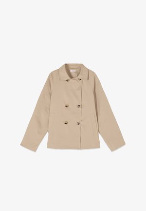Chaqueta beige de doble botonadura con cuello ancho, dos bolsillos delanteros y cuatro botones visibles, extendida sobre un fondo blanco.