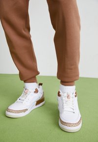 JORDAN SPIZIKE - Sportcipő - white/pink oxford/archaeo brown/light bone/khaki