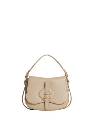 Beige leren schoudertas met een enkele bovenhandvat, flapsluiting en decoratieve riem met goudkleurige hardware.