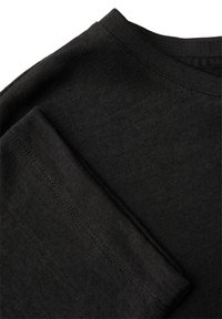 Černé bavlněné tričko s kulatým výstřihem, se strukturovaným pleteným povrchem a viditelným švem na rukávu a lemu.