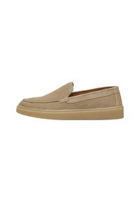 Beige Wildleder Slipper mit abgerundeter Zehenpartie, minimalen Nähten und einer hellbeigen Gummisohle. Weicher Textur und lässiges Design.