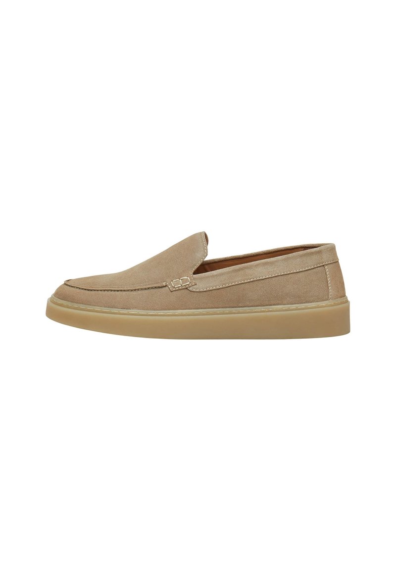 Beige Wildleder Slipper mit abgerundeter Zehenpartie, minimalen Nähten und einer hellbeigen Gummisohle. Weicher Textur und lässiges Design.