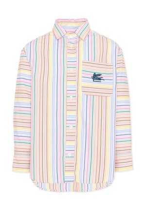 Camisa de manga larga con botones y rayas verticales en tonos pastel rosa, azul, amarillo, verde y marrón, con un bolsillo en el pecho que lleva un logo bordado en azul oscuro.