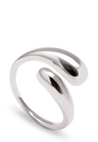Anillo de plata con un diseño fluido y escultórico, que presenta un acabado suave y pulido y una forma de banda abierta con dos curvas alargadas.