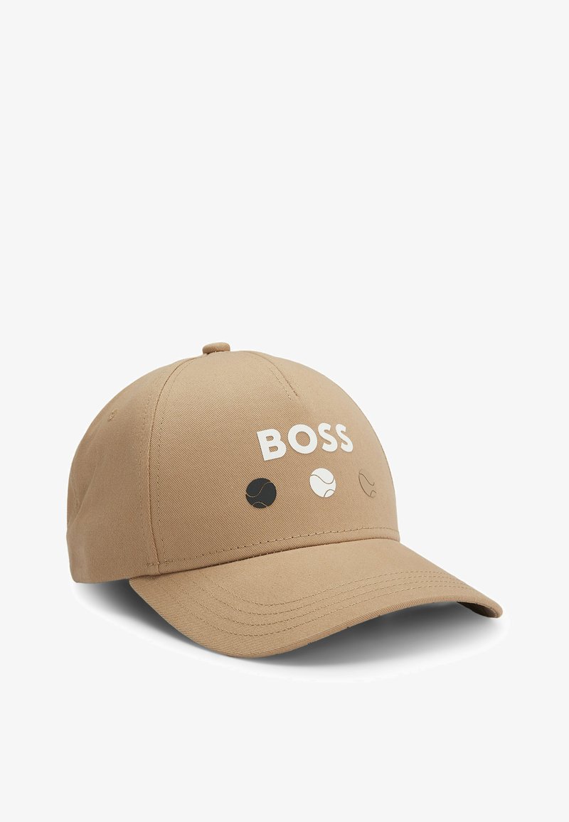 Brązowa czapka baseballowa z zakrzywionym daszkiem. Wyróżnia się białym logo "BOSS" oraz ikonami piłek tenisowych w kolorach czarnym, białym i jasnoszarym. Wykonana z materiału tekstylnego.