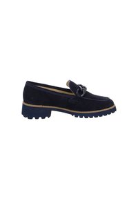 Mocassin en daim noir avec semelle épaisse et détail chaîne argentée sur le dessus, vu de côté sur fond blanc.