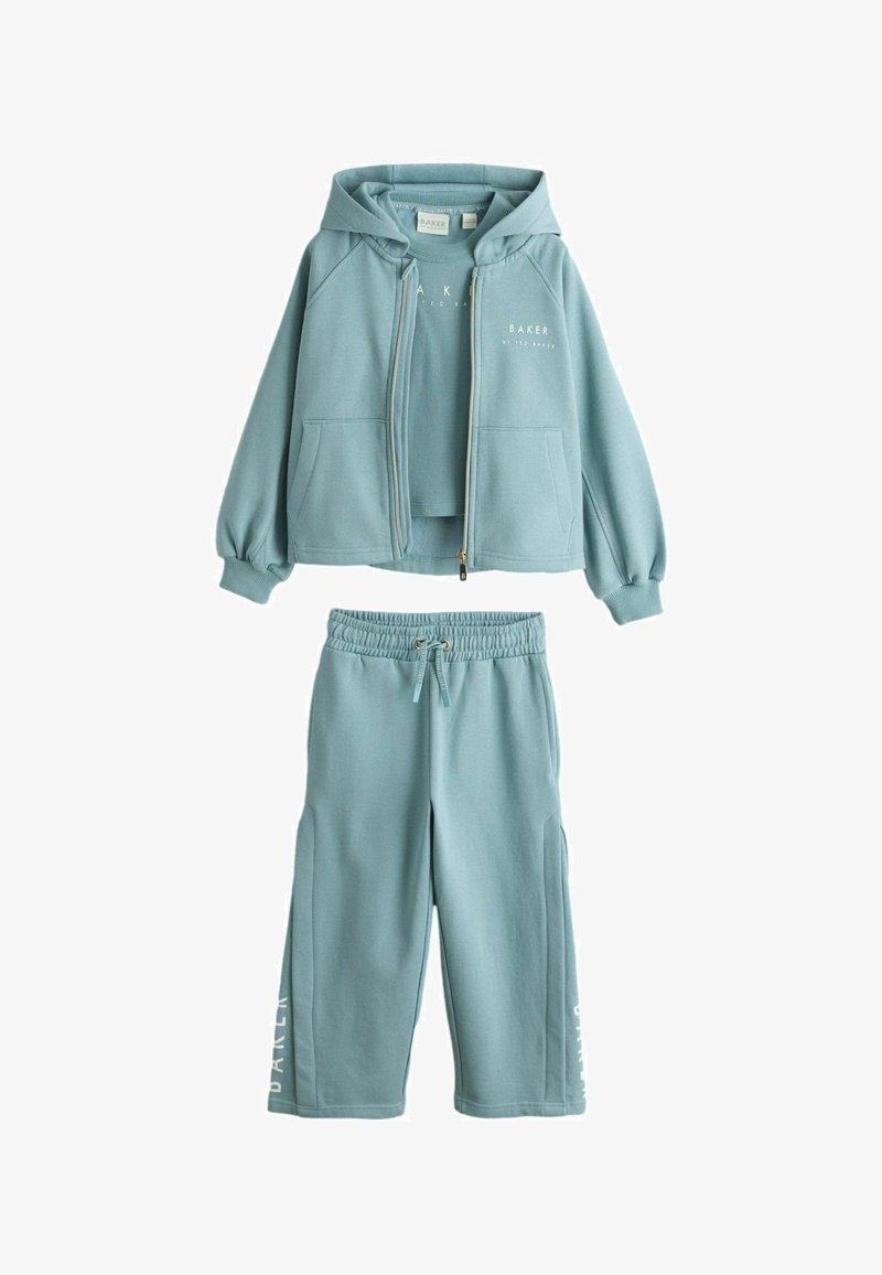 Svetlomodré trojdielne neformálne oblečenie s kapucňou a zipsovou bundou, tričkom s krátkym rukávom a nohavicami s elastickým pásom, šnúrkou a bočným textovým logom.