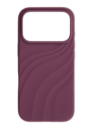 Mørkelilla silikonecover til telefon med hævet bølgemønster og stort rektangulært kameraklip øverst.
