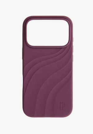 Mørkelilla silikonecover til telefon med hævet bølgemønster og stort rektangulært kameraklip øverst.