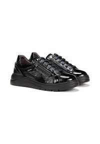 Zapatillas de charol negras con puntera redondeada, superficie texturizada, parte delantera con cordones y cremallera lateral. Suela de goma negra gruesa para soporte.