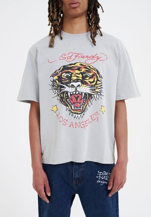 Grå t-shirt med et farverigt tiger grafisk tryk og teksten "Ed Hardy Los Angeles", med korte ærmer og en afslappet pasform.
