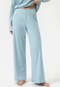 Lichtblauwe pyjamabroek met een geometrisch wit patroon, gemaakt van zachte stof, met een comfortabele pasvorm en een elastische tailleband.