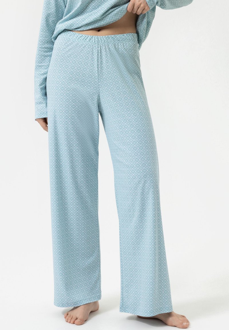 Lichtblauwe pyjamabroek met een geometrisch wit patroon, gemaakt van zachte stof, met een comfortabele pasvorm en een elastische tailleband.