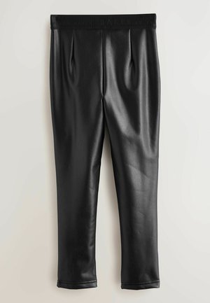 Pantalons en cuir noir avec une texture lisse, dotés de plis à l'avant et d'une taille cousue. Design à jambe droite.