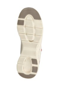 Podeszwa buta z teksturowanym bieżnikiem w odcieniach beżu i brązu, z rowkami elastycznymi i oznaczeniem "Skechers" w okolicy pięty.