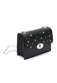 Sac bandoulière en simili cuir noir avec des clous en forme d'étoile argentés, rabat arrondi et fermoir métallique ovale. Comprend une bandoulière en chaîne argentée.