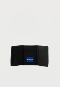 Sort pung lavet af stof med en rektangulær form, udstyret med flere kortlommer og en blå "HUGO"-logo på et mærke.