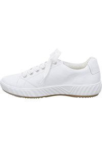 Witte leren sneaker met ronde neus, vlakke vetersluiting, gewatteerde kraag en gestructureerde rubberen zool. Glad afgewerkt met minimale accenten.