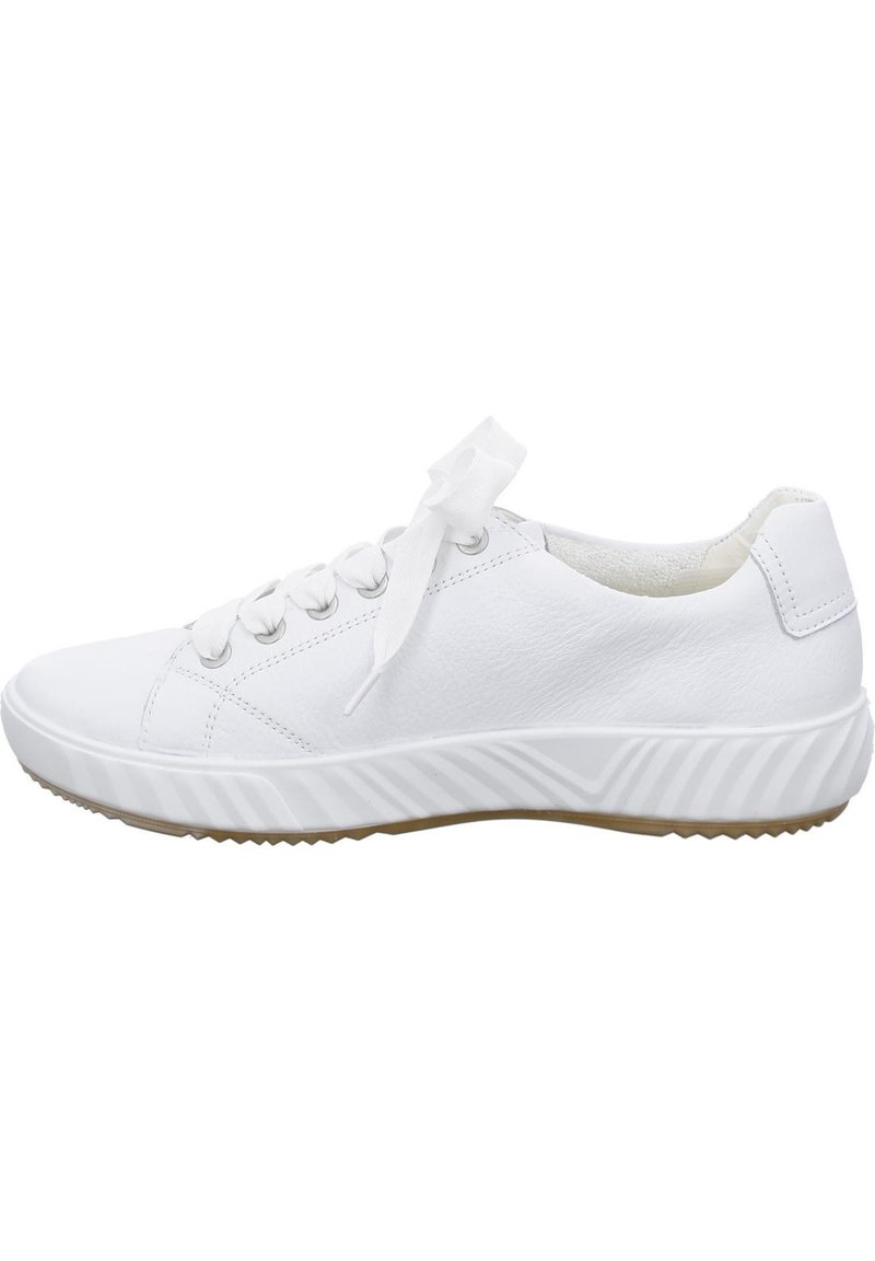 Witte leren sneaker met ronde neus, vlakke vetersluiting, gewatteerde kraag en gestructureerde rubberen zool. Glad afgewerkt met minimale accenten.
