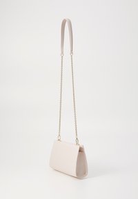 Borsa a spalla beige con una forma rettangolare strutturata, superficie liscia, manico corto in pelle e una tracolla in catena dorata.