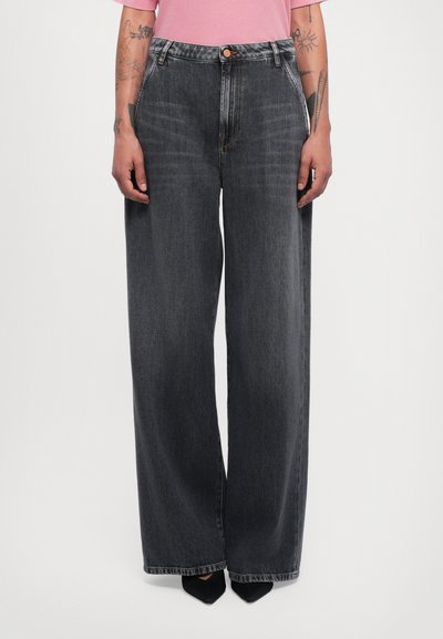Bredde-ben mørkegrå jeans lavet af denim, med høj talje, forlommer og knaplukning. Teksturen ser glat ud med let slid.