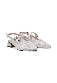 Białe siatkowe buty slingback z ostrymi noskami i niskim blokowym obcasem. Posiadają ozdobny zamek na pasku kostki. Teksturowana cholewka.