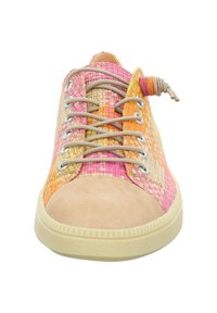 Gestrickter Textilsneaker in Pink, Orange und Beige mit einer Wildleder-Zehenkappe und beigen Schnürsenkeln, ausgestattet mit einem dekorativen Akzent nahe der Zunge.