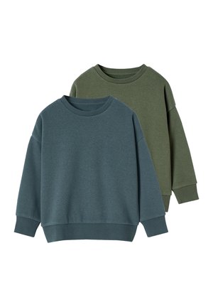 Zwei Rundhalsausschnitt-Sweatshirts sind abgebildet. Eines ist dunkel-türkis und das andere ist olivgrün. Beide haben gerippte Bündchen und eine lockere Passform.