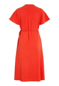 Robe midi rouge à manches courtes avec un col rond et un lien de taille fin ajustable, vue de dos sur fond blanc.
