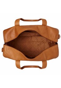 Bolsa de viaje de cuero marrón con dos asas, cierre de cremallera y forro interior acolchado. Interior espacioso sin compartimentos adicionales.