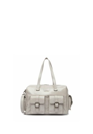 Bolso bandolera de cuero beige claro con dos bolsillos delanteros con hebilla, dos asas superiores y una correa de hombro ajustable.