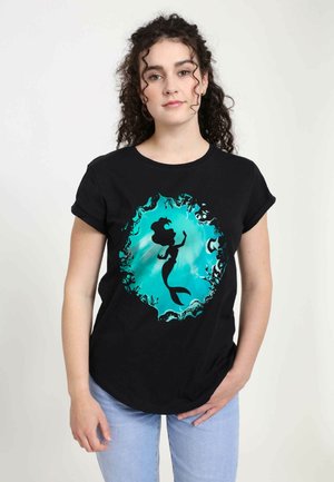 Schwarzes Baumwoll-T-Shirt mit einer türkisfarbenen Silhouette einer Meerjungfrau innerhalb eines aquafarbenen dekorativen Rahmens. Kurze Ärmel, lockere Passform, minimaler Textur.