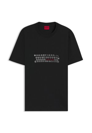 Čierne bavlnené tričko s grafikou kláves klávesnice v bielej a červenej farbe. Klasický strih s okrúhlym výstrihom a krátkymi rukávmi.