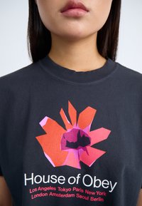 Obey Clothing HOUSE OF FLORAL - Camiseta estampada - digital black