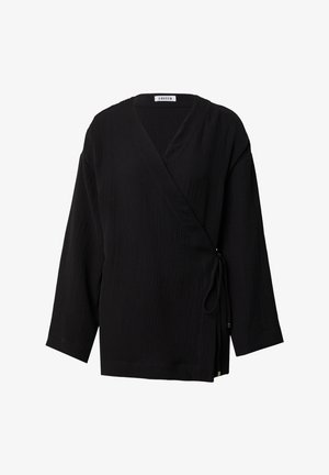 Zwarte wikkeltop met lange mouwen, textuurstof, V-halslijn, zijstrikdetail en een relaxte pasvorm. Geen zichtbare patronen of hardware.