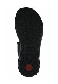 Černá gumová podešev s texturovaným vzorem pro lepší grip, s červeným kulatým akcentem. Na boku je vidět námořnická horní část s vyztuženým švem.