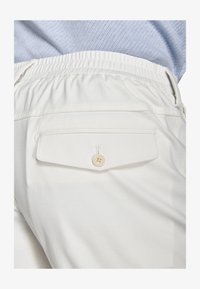 Wybrany, cream solid