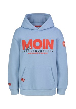 Hellblauer Hoodie mit rotem Schriftzug "MOIN" und schwarzem Schriftzug "IHR LANDRATTEN" sowie einer Möwen-Grafik auf der Vorderseite, dazu eine Fronttasche und Kapuze.