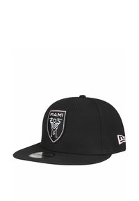 Casquette snapback noire avec une visière plate, décorée d'un logo de Miami brodé en blanc et d'un design en forme de bouclier à l'avant. Fabriquée en tissu texturé.
