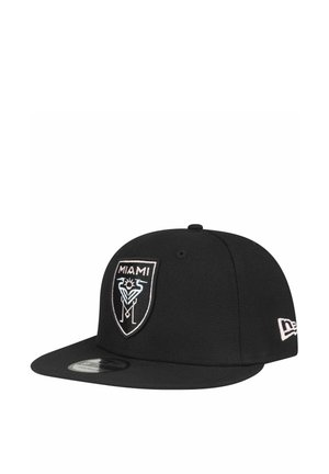 Schwarze Snapback-Basecap mit flachem Schirm, auf der Vorderseite mit einem weißen gestickten Miami-Logo und Wappendesign. Hergestellt aus strukturiertem Stoff.