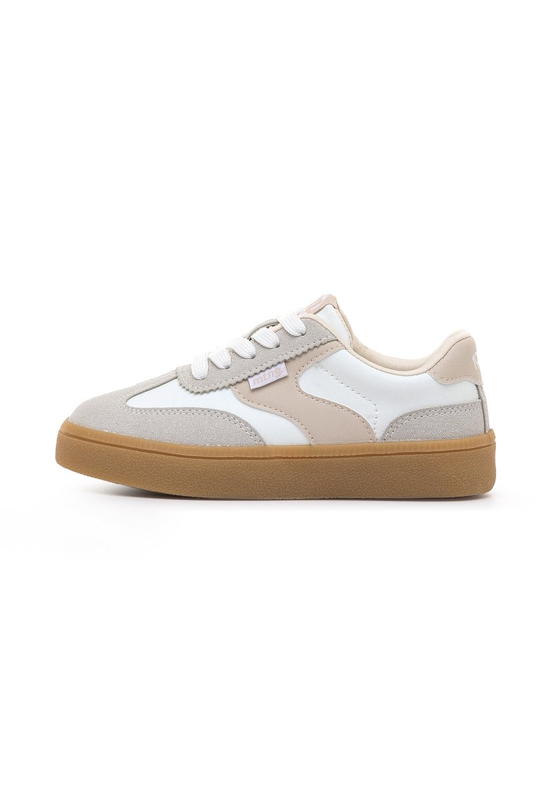 Sneakers con lacci in suede grigio e parte superiore in materiale sintetico bianco, con dettagli beige e suola in gomma color naturale. Presentano cuciture tono su tono e un'etichetta con logo.