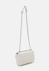 Borsa a tracolla bianca trapuntata con motivo floreale, forma rettangolare e lunga tracolla in catena argentata con spallina in pelle bianca.