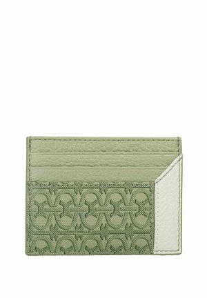 Portafoglio in pelle verde con un motivo testurizzato e embossato. Include più slot e un accento bianco a contrasto su un lato.