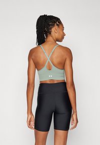 Under Armour VANISH SEAMLESS LOW - Light support sports bra - silica green/white