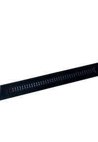 Schwarzes Lederband mit einem rechteckigen Ausschnittmuster in der Mitte und kontrastierenden Nähten an den Kanten.